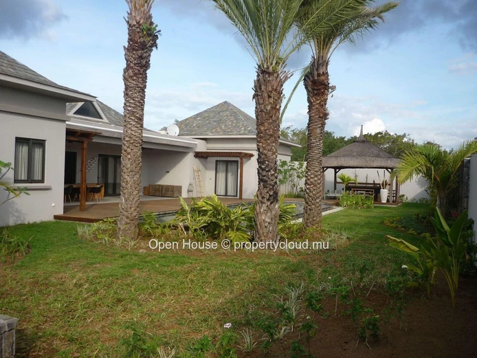 Villa de grand standing d'architecte, 5 chambres, 2 Masters, 4 SDB, piscine 20m, double garage.