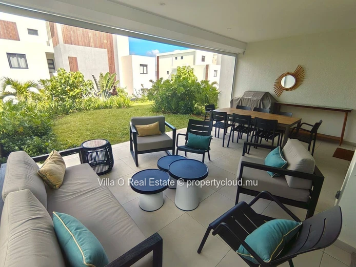 Dans une résidence sécurisée pieds dans l'eau, jolie appartement clé en main, de plain-pied avec un jardin privatif p...