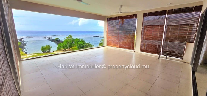 Découvrez ce sublime appartement pieds dans l'eau de 210 m², entièrement meublé et équipé, situé à Pointe aux Biches....