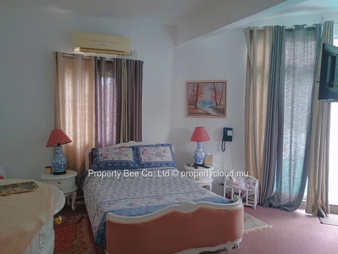 Maison dans morcellement célèbre = Proximité d'avenue Nalletamby