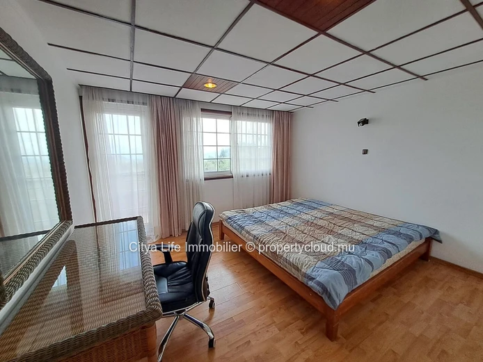 Belle villa à vendre à Floréal, 557m² habitables, terrain de 1.650m², 4 chambres, piscine privée, parking sécurisé, p...