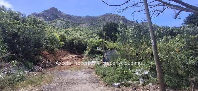 Terrain 536 m² à Moka — Vue montagne, proche écoles et commerces