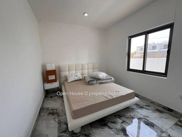 Furnished villa for sale in Grand Baie, 128m², land 400m², 3 bedrooms, private pool, parking, garden.