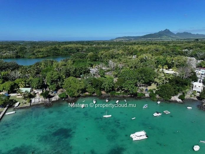 Magnifique terrain pieds dans l'eau, vue mer