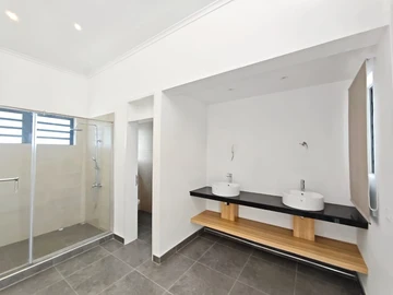 5 Bedroom Villa