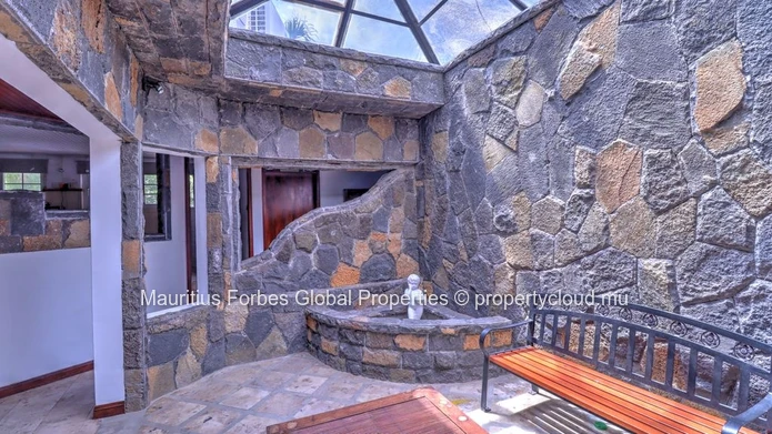 4-bedroom villa with a 2110m² garden, private pool, rustic and modern charm