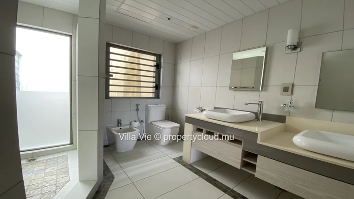 Poste Lafayette - Beachfront modern 3-bedroom ensuite duplex with swimming pool