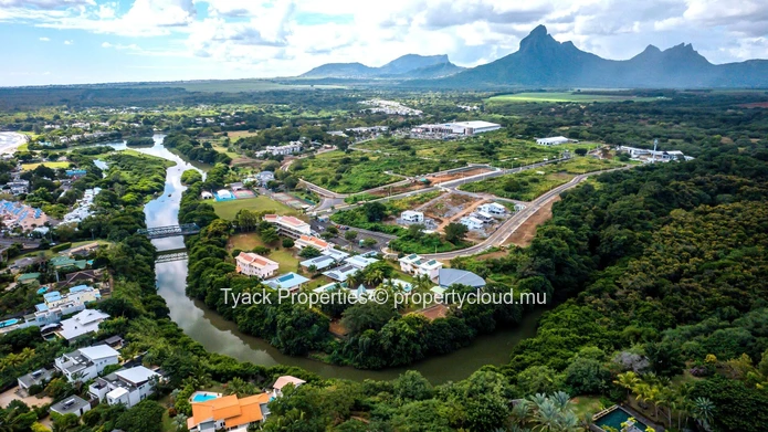 Terrain Smart City à Vendre à Cap Tamarin – Bord de Rivière