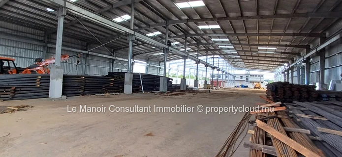 Entrepôt neuf de 450 m2  hauteur au plafond 9m situé dans la zone industriel a la Tour Koenig, proche des axes routiers.
