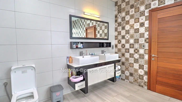 Modern single-storey villa with 6 bedrooms close to amenities.