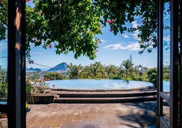 Executive House for Sale , Prestigious Floreal Area.