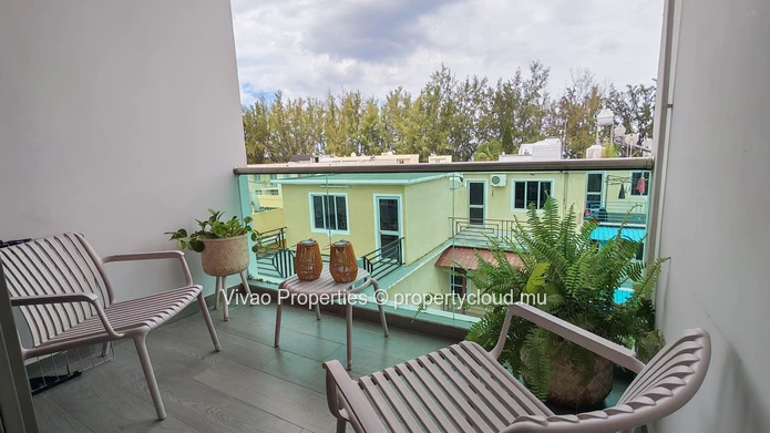 Appartement meublé à louer à Flic en Flac, 73m², 3 chambres, piscine commune, proche des écoles et commerces. Rs 50 000.