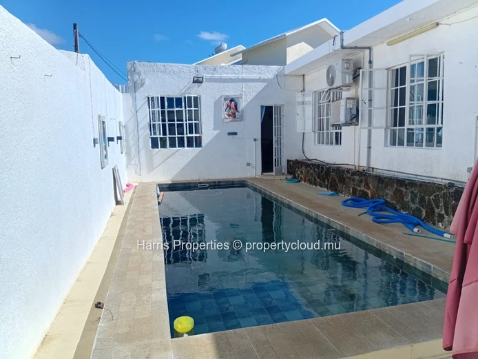 BELLE MAISON MEUBLÉE AVEC PISCINE À VENDRE À Roches Noires Village