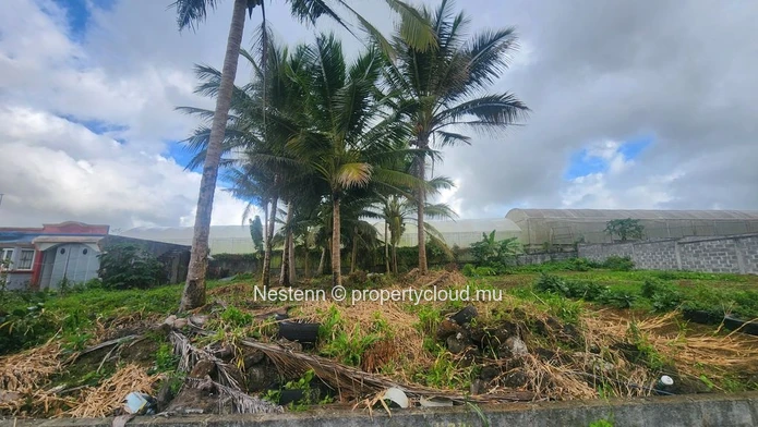 Discover this plot of land in Mont Ida 363.5 m² close to bus stop and shops perfect for your future project.