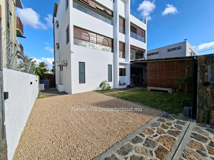 Modern 3 bedroom apartment with sea access.