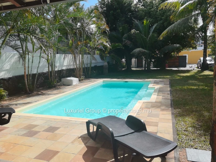4-bedroom villa with swimming pool and spacious outdoor area
