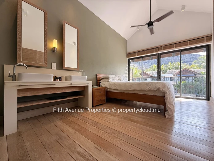 Élégant duplex en bord de canal avec piscine privée et point d'amarrage, La Balise Marina