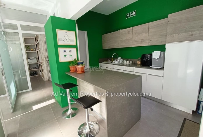 À louer – Bureau indépendant de 13m² (rez-de-chaussée)