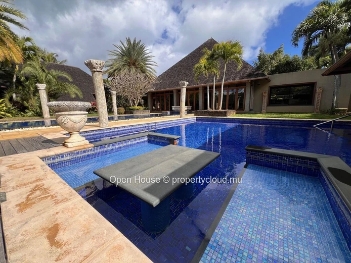 Superbe villa balinaise à Pointe aux Canonniers. 3 villas, 2 piscine. Prestations de très grand standing.