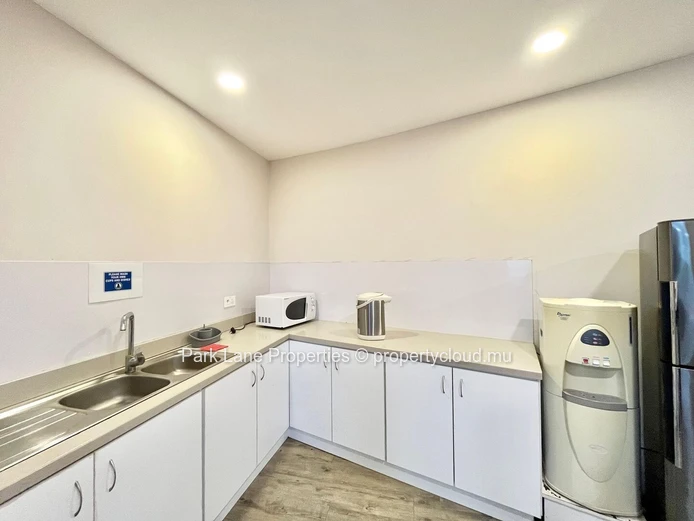Bureau meublé de 998 m² prêt à être occupé à Ebene