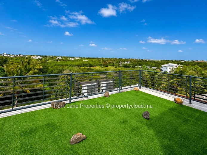 Stylish Three-Bedroom Apartment in the Heart of Bain Boeuf