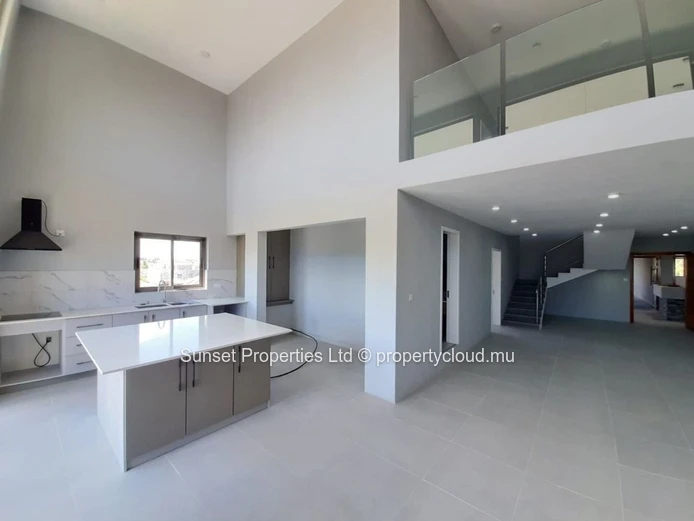 Penthouse with breathtaking views of the lagoon. Located only 100m from the beach