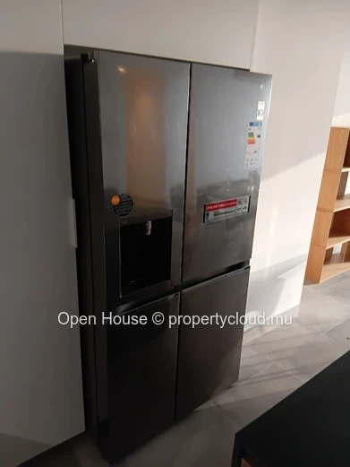 Appartement R+2 à vendre à Grand Baie, 150m², 3 chambres, vue montagne, meublé, climatisé, parking gardé, accessible ...