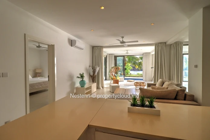 Spacieux et lumineux appartement de 300 m2 avec piscine et jardin en bord de rivière