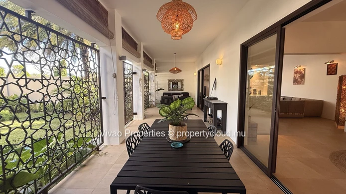 Maison principale spacieuse et élégante de 4 chambres meublée + maison d'amis de 2 chambres avec piscine privée à Per...