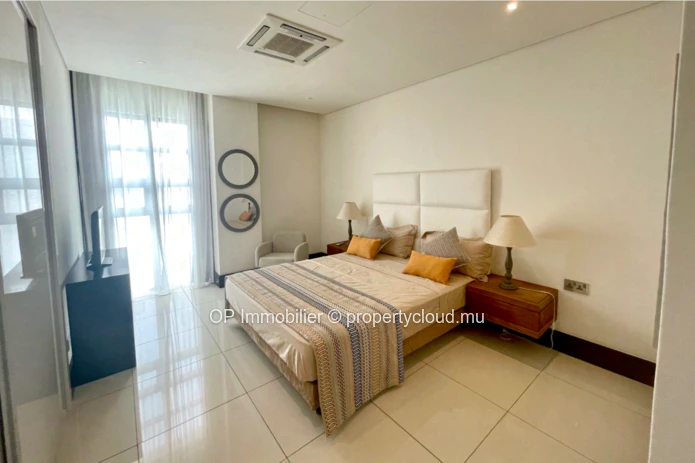 Appartement RES à vendre à Grand Baie, 215m², 3 chambres, piscine commune, meublé, climatisé, rénové, prix $580,000.