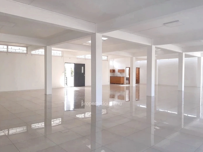 Beau Bassin for rent, plateau of 288m², very well located and ideal for a call center, a showroom or offices.
