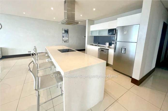 Appartement RES à vendre à Grand Baie, 215m², 3 chambres, piscine commune, meublé, climatisé, rénové, prix $580,000.