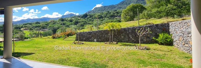 Prestigious villa with swimming pool in the Palmyre estate