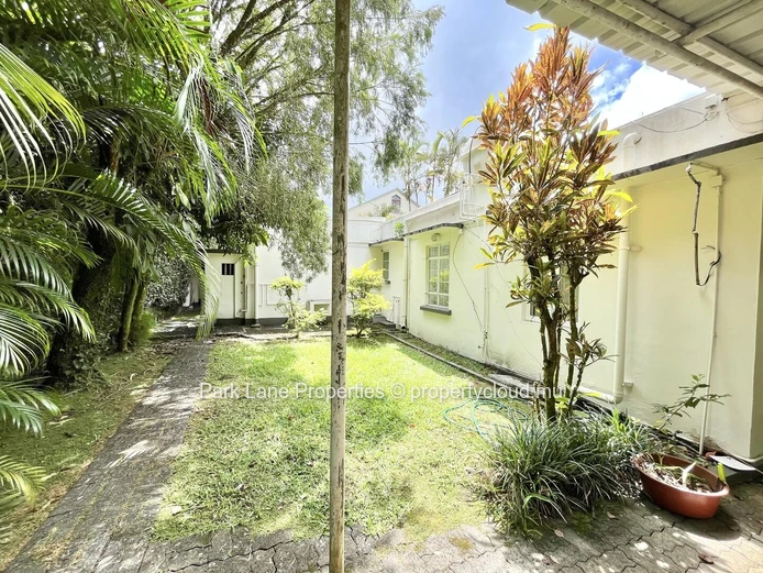 Two independent houses with commercial potential – Perfect for a large family or office space in Curepipe