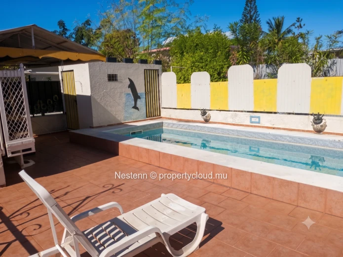 Villa traditionnelle avec 1 chambre, piscine privée, garage et grand jardin. Nécessite des travaux de rénovation. Pro...