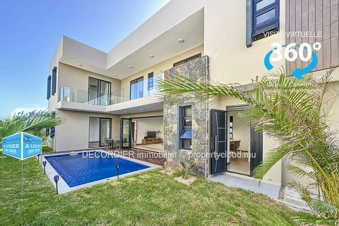Belle maison sur deux niveaux avec une piscine