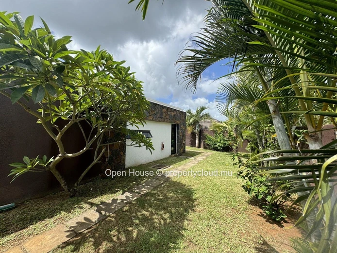 VILLA RES à vendre, Grand Baie, 350m², 4 chambres, bureau, piscine privée, 900m² de terrain, accessible aux étrangers...