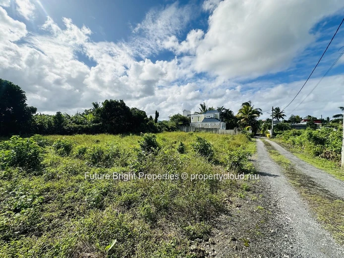 À Vendre : Grand Terrain Résidentiel de 1121 m² | Quartier Calme | Emplacement Idéal