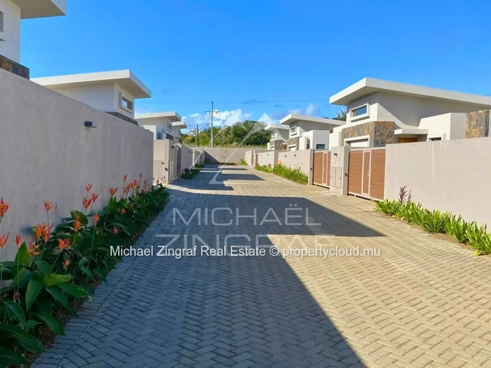 3-Bedroom Villa with Private Pool in Secure Estate – Pereybere