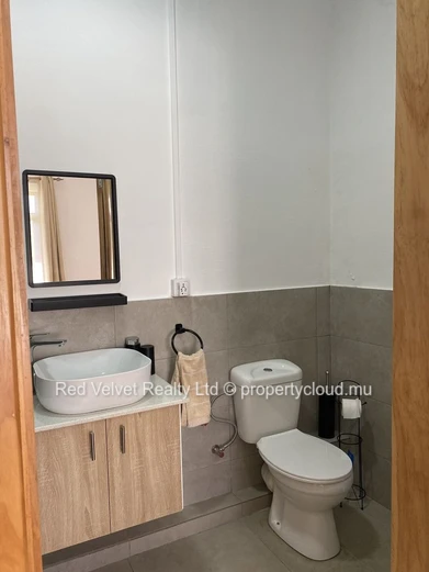 Appartement de 2 chambres au rez-de-chaussée à louer – Flic en Flac | Jardin | Rs 43,000