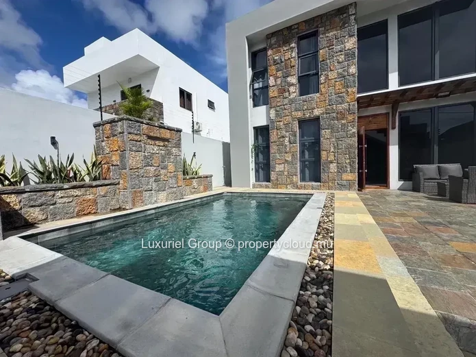 Beautiful 4-Bedroom Villa With Pool In Calodyne