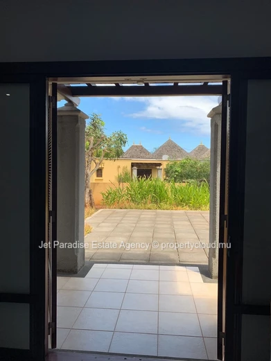 Villa moderne élégante avec vue montagne, piscine et grand terrain