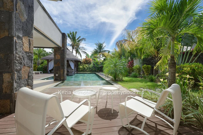 Lush Balinese villa with exceptional volumes