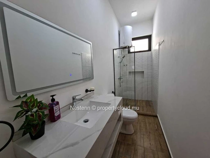 Modern 3 bedroom apartment with sea access.