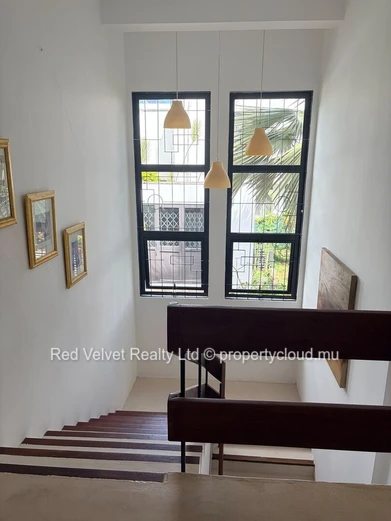 Maison de 5 chambres avec piscine au sel à vendre à Sodnac, Quatre Bornes Découvrez cette magnifique maison de 5 cham...