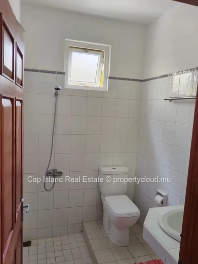 À Vendre – Villa Spacieuse avec Cottage Privé à Péreybère
