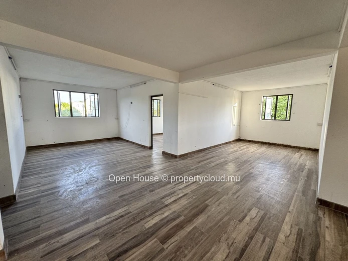 418 m² office for rent in The Vale