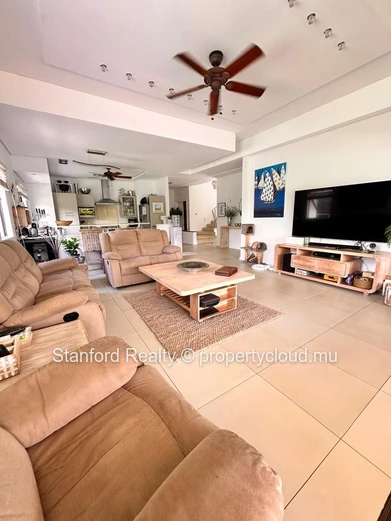 Villa de Luxe de 4 Chambres en Bord de Rivière à Vendre – Tamarin, Ouest
