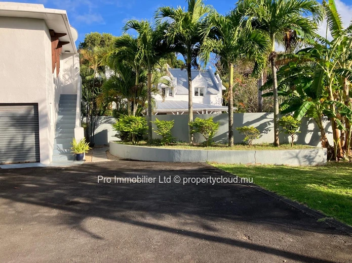 Maison familiale chaleureuse et spacieuse, conçue par un architecte ,  À vendre à Roches Noires