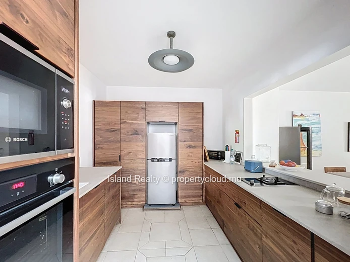 Modern 3-Bedroom Duplex – Direct Access to Shared Pool – Bain Boeuf – 1-Minute Walk to the Beach